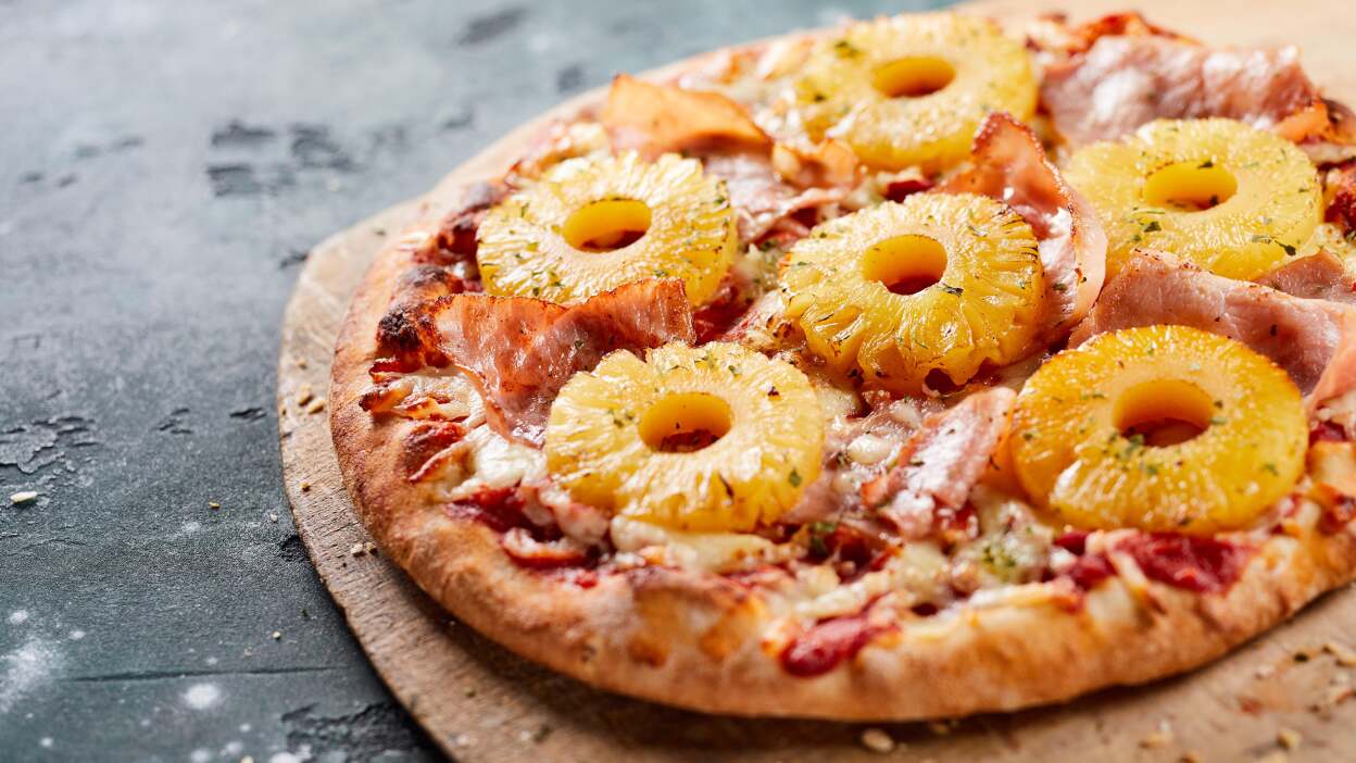 Pizza con Piña: Orígenes y Controversias